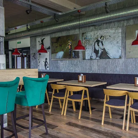 & Bistro 63 מלון 3*