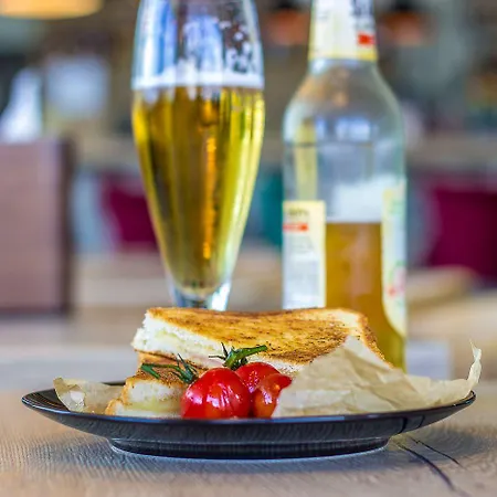 & Bistro 63 מלון