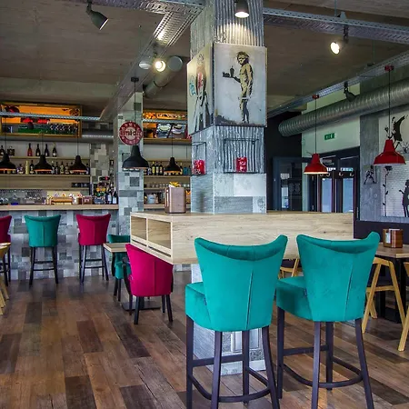 & Bistro 63 מלון